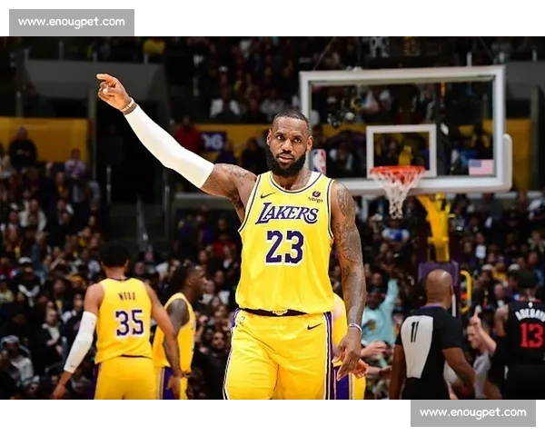 詹姆斯对决霍华德时代碰撞揭开NBA内线与王权之争传奇宿命之夜