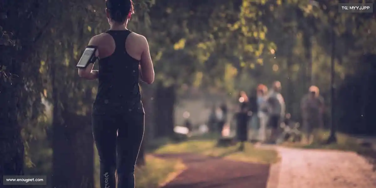 米兰握紧球拍，让每一次扣杀都充满力量！🎾💥